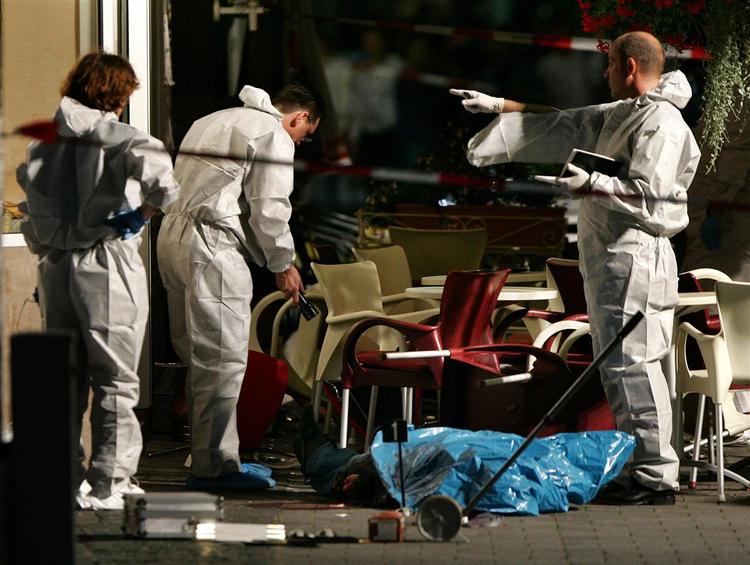 Tre personer er foreløbig døde efter skyderiet i en iscafé i Rüsselsheim. 