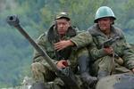 Russiske soldater fotograferet på toppen af deres kampvogn mandag et eller andet sted i Sydossetien. Nu er russiske kampvogne i hast på vej mod Tbilisi. 