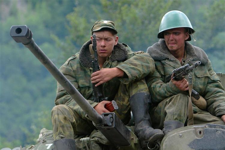 Russiske soldater fotograferet på toppen af deres kampvogn mandag et eller andet sted i Sydossetien. Nu er russiske kampvogne i hast på vej mod Tbilisi. 