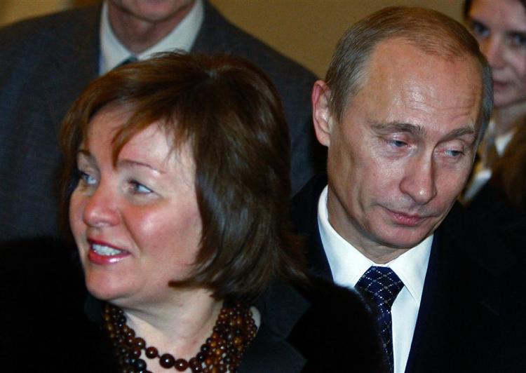 Ruslands kone Lyudmila Putin med sin mand ved parlamentsvalget i december 2007. 