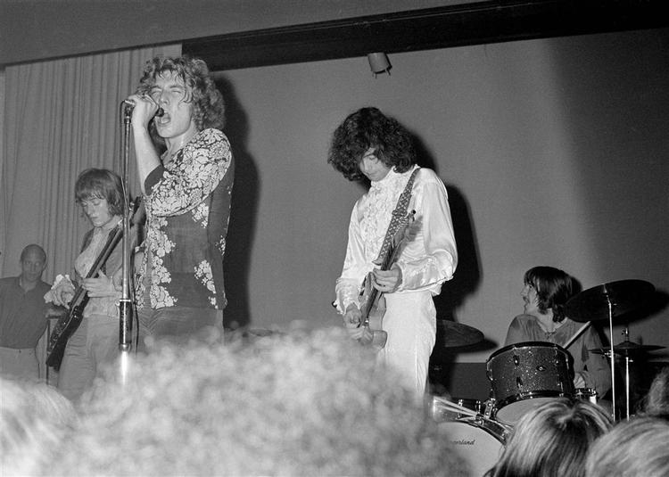 Verdenspremiere på Egegaard Skole i Gladsaxe 7. september 1968. Fra venstre John Paul Jones, Robert Plant, Jimmy Page og John Bonham, siden kendt som Led Zeppelin. Foto: Jørgen Angel. 