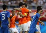 Den langlemmede Gerald Sibon lykønskes af anfører Roy Makaay med den vigtige scoring i Shenyang. 