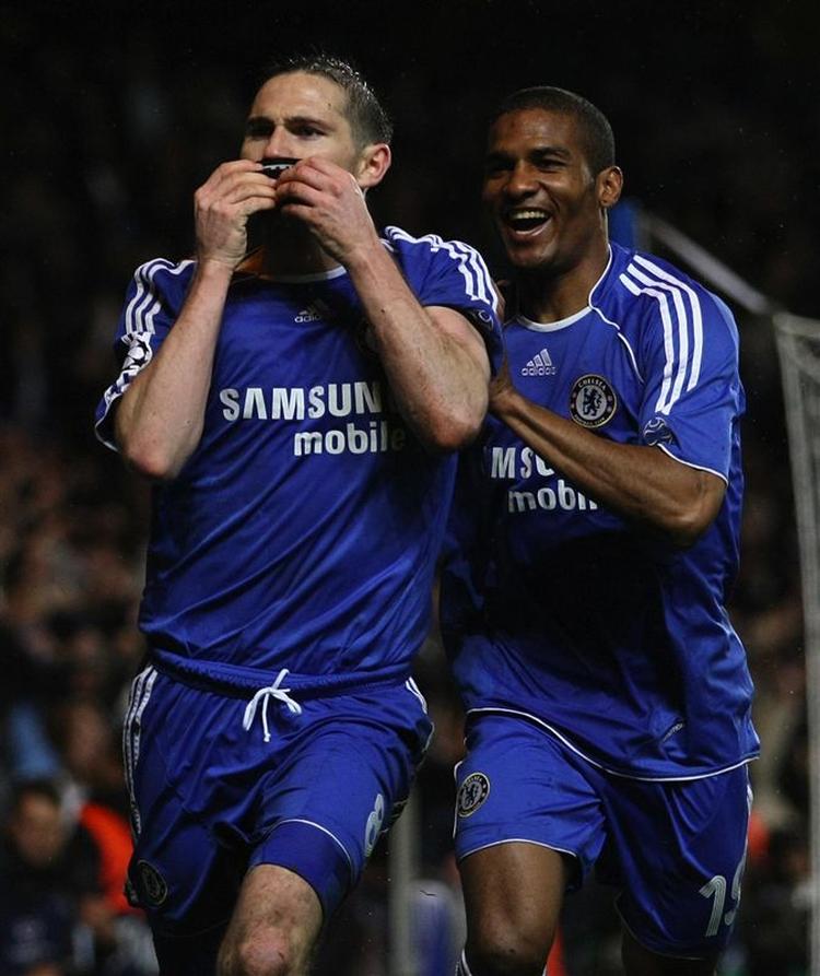 Frank Lampard (til venstre) har al mulig grund til at juble. Den nye kontrakt med Chelsea kaster en alene en kvart milliard kroner i løn af sig. 