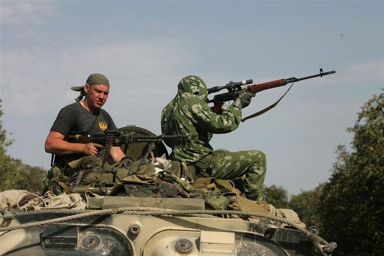 Russiske styrker skabte i går frygt i Georgien, da en lang kolononne af kampvogne pludselig satte kursen mod hovedstaden Tbilisi. 