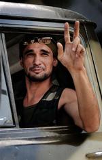 En russisk soldat i Georgien signalerer overskud og sejr til Politikens fotograf. 
