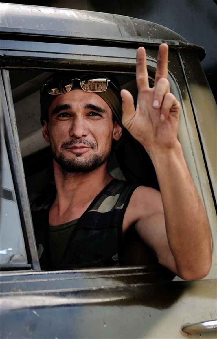 En russisk soldat i Georgien signalerer overskud og sejr til Politikens fotograf. 
