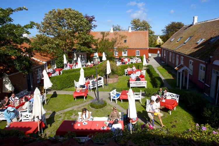 Brøndums Hotel byder på legender om Skagens  kunstnerkoloni og klassisk dansk smørrebrød serveret på smukke gamle, mussel-malede tallerkner. 
