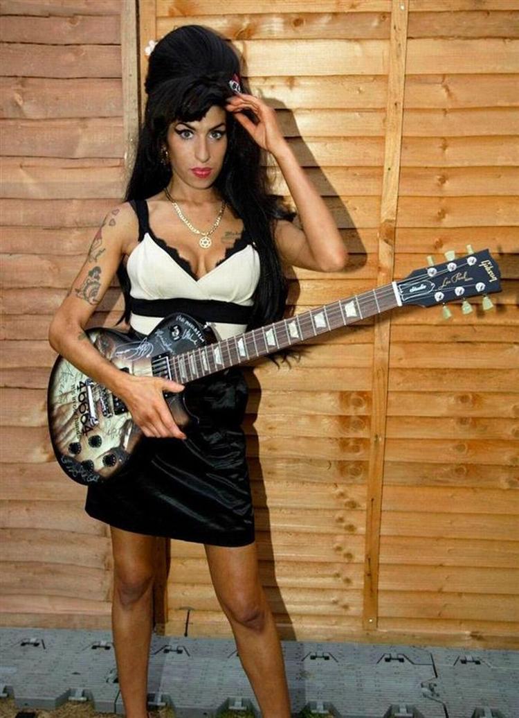 Amy Winehouse er godt gal i skralden over, at folkene bag den nye James Bond film ikke har valgt hende til at stå for filmens temasang. 