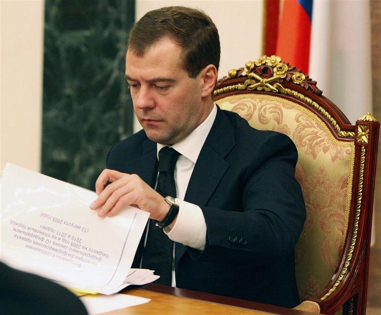 Medvedev støtter Sydossetien og Abkhasien, siger han. 