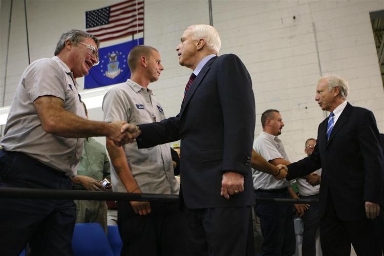 Republikaners kandidat McCain vinder lidt ind på Obama i meningsmålingerne. 
