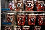 Skal det fortsat være tilladt at spise popcorn i biografen? Læserne er vildt uenige. 