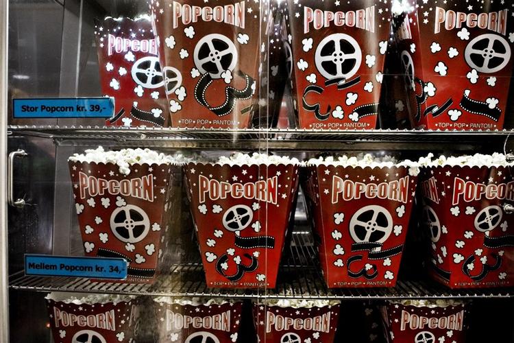Skal det fortsat være tilladt at spise popcorn i biografen? Læserne er vildt uenige. 