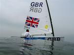 Briten Ben Ainslie har forstået at sejle i de lette vindforhold og fører de olympiske sejladser i Finnjollen. 