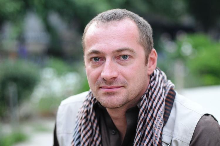 Christian Bjerregaard Jepsen har arbejdet som informationsmedarbejder for Dacaar i Kabul i Afghanistan de seneste 20 måneder. Gårsdagens Talebanangreb mod hjælpearbejdere fra IRC, hvor fire blev dræbt - heraf tre udenlandske kvinder - har gjort et stort indtryk på hjælpearbejderne, fortæller han. Danske hjælpeorganisationer har dog besluttet, at de ikke indstiller deres arbejde i landet, selv om IRC nu stopper deres arbejde. 