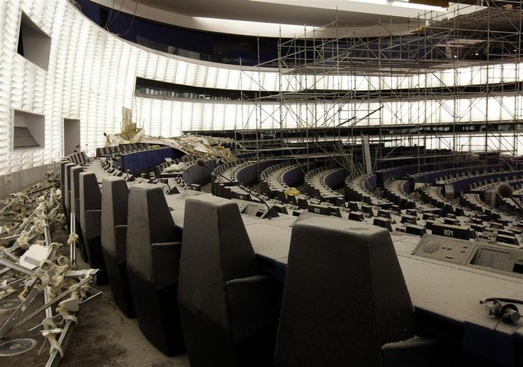 Heldigvis holdt EU-parlamentarikerne ferie, da taget over en del af stolerækkerne styrtede sammen. 