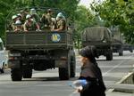 Dette billede er taget i Zugdidi tidligere i dag. Russiske soldater med uniform som fredsbevarende styrker kører ind i byen. 