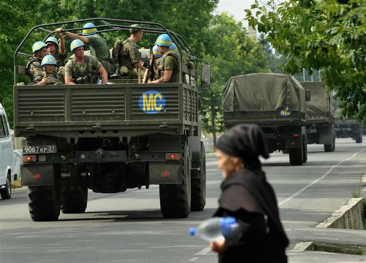 Dette billede er taget i Zugdidi tidligere i dag. Russiske soldater med uniform som fredsbevarende styrker kører ind i byen. 