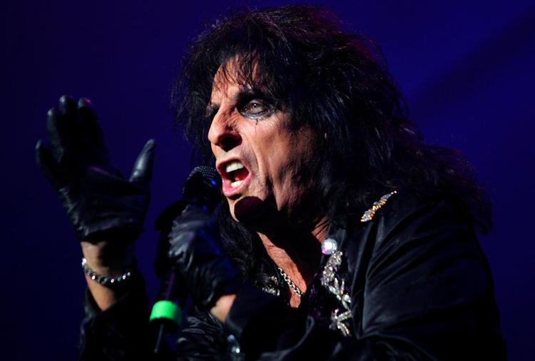 Jubilæumsalbummet "Along Came A Spider" synes at rumme mange af de facetter, som Alice Cooper har underholdt med siden slutningen af 60'erne. 