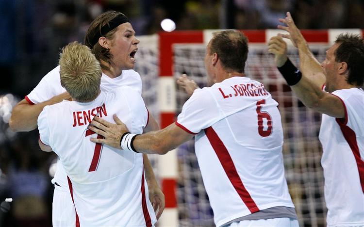 Mikkel Hansen og hele holdet jubler efter hans scoring i sidste sekund af Danmarks kamp mod Rusland. 