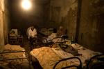 Mange indbyggere i Sydossetiens hovedstad Tskhinvali lever i kældre efter kampe har ødelagt byen. Her er der slæbt senge ned i kælderen under et ødelagt hospital. 