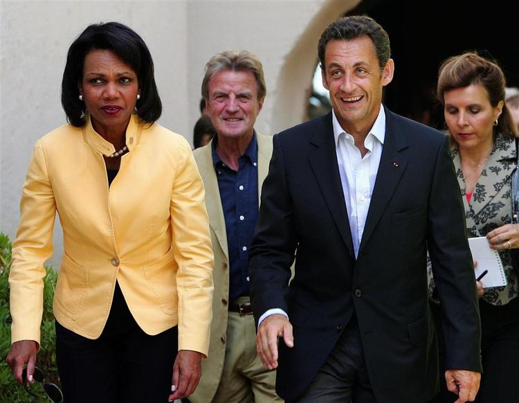 Frankrigs præsident Nicolas Sarkozy (anden fra højre) og USA's udenrigsminister Condoleezza Rice (tv.) vil have en ende på krisen i Georgien. (Arkivfoto) 