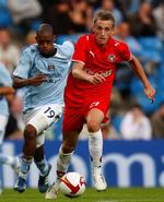 Danny Olsen jagtes af Citys Gelson Fernandes. 