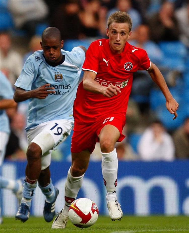 Danny Olsen jagtes af Citys Gelson Fernandes. 