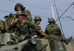 Russiske soldater på toppen af en kampvogn. Nu beskyldes russerne for at have brugt de klyngebomber, som 107 andre lande har skrevet under på aldrig at ville bruge. 