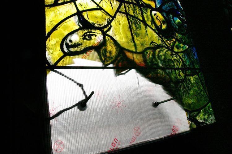 Et glasmaleri af Marc Chagall er blevet ødelagt under et indbrud. 