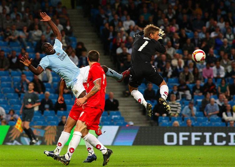 Engelsk presse har ikke meget til overs for den indsats, Micah Richards og hans holdkammerater i Manchester City ydede mod FC Midtjylland. 