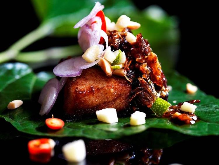 Snack eller forret. Retten med karamelliseret gris kan med fordel serveres som forret med et par kolde pilsnere. 