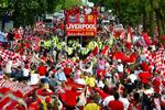 Der er mange af dem, og de er magtfulde, Liverpools fans. Her modtager de spillerne i 2005, efter at de har vundet Champions League. 