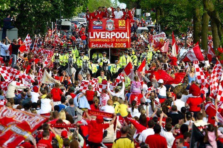 Der er mange af dem, og de er magtfulde, Liverpools fans. Her modtager de spillerne i 2005, efter at de har vundet Champions League. 