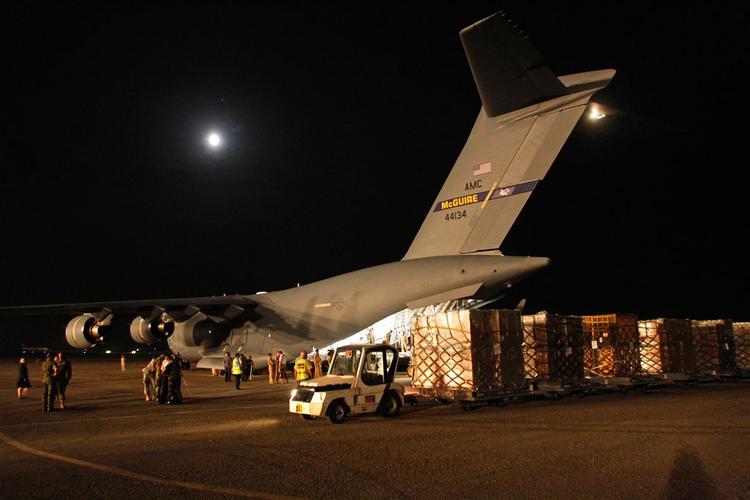 Et amerikansk militærfly med lasten fuld af nødhjælp er landet i lufthavnen i Georgiens hovedstad Tbilisi. 