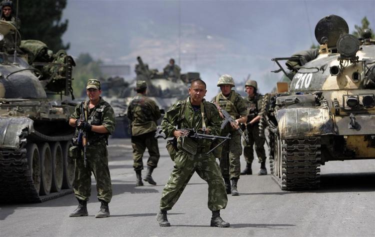 Russiske soldater har vist sin store magt i Georgien. 