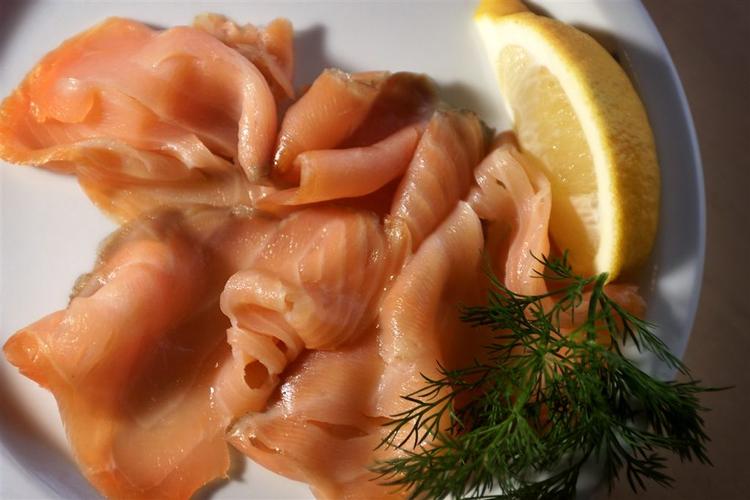 Røget laks, hvis udløbsdato ikke var overskredet, smagte råddent. 