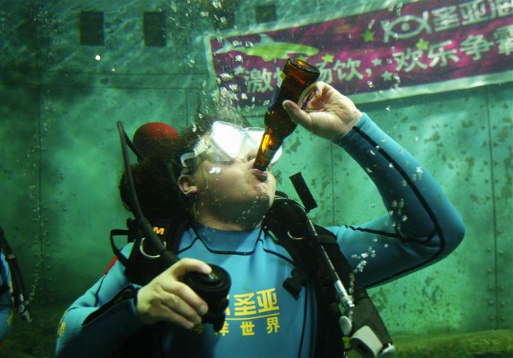 En tår øl, og så ser det hele meeeget bedre ud. Det er ikke engang løgn, mener britiske forskere, der har testet 'beer goggles'-teorien på en flok studerende. Her er det en kineser, der nupper en tår øl på en lokal øl-festival i Kina. 
