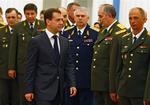 Ruslands præsident Medvedev mødes med russiske officerer. 