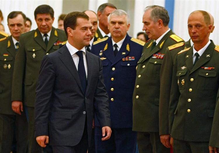 Ruslands præsident Medvedev mødes med russiske officerer. 