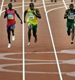 Den store jamaicaner Usain Bolt (i gult) tjekkede ud, hvor de andre løbere lå, og så joggede han i mål i heatets bedste tid. 