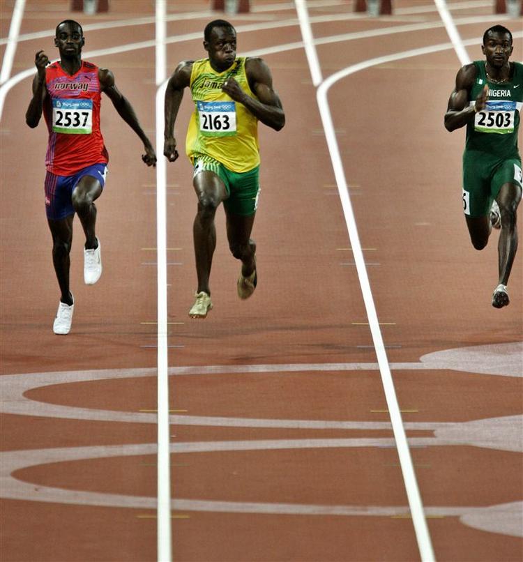 Den store jamaicaner Usain Bolt (i gult) tjekkede ud, hvor de andre løbere lå, og så joggede han i mål i heatets bedste tid. 