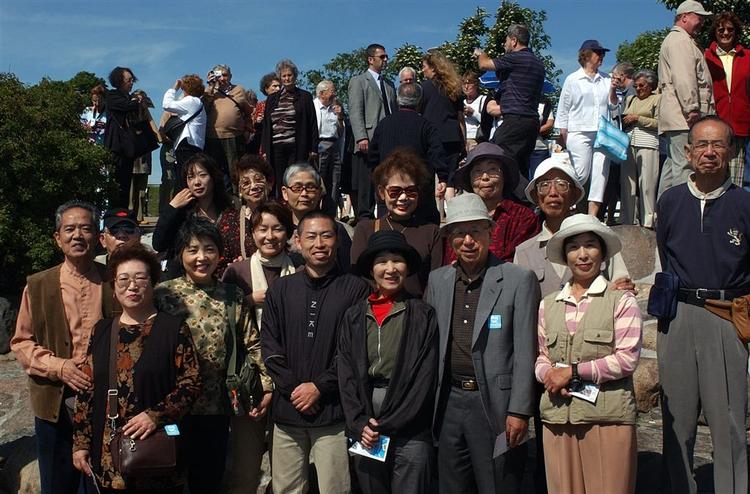 Gruppebillede af japanske turister ved Den Lille Havfrue. Arkivfoto. 