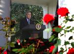 Præsident George W. Bush udtaler sig foran Det Hvide Hus om situationen i Georgien. 