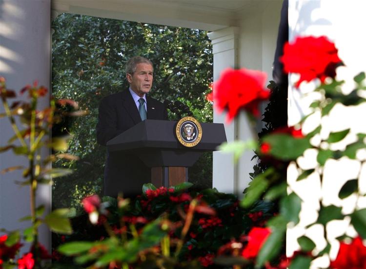 Præsident George W. Bush udtaler sig foran Det Hvide Hus om situationen i Georgien. 