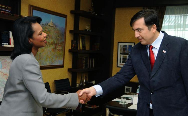 Udenrigsminister Rice og præsident Saakashvili, da de mødtes i dag i Tblisi. 
