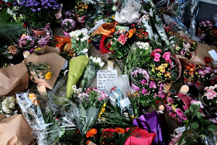 Drabsstedet i Tingbjerg ved København er blevet fyldt med blomster og hilsner efter skyderiet, der dræbte en 19-årige mand. 