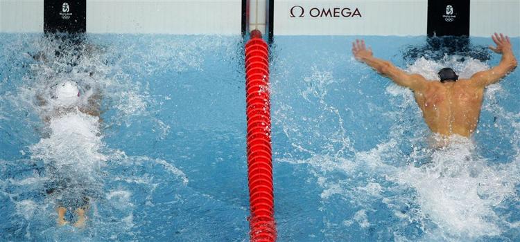 Mens Milorad Savic gled i mål under vandet nåede Michael Phelps to armtag, der bragte ham foran serberen med mindst mulige marginal. 