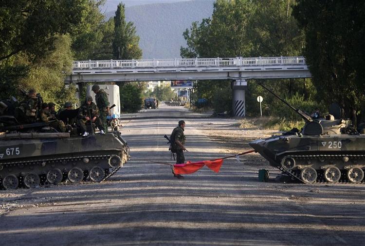Russiske soldater blokerer en vej i Gori nordvest for Georgiens hovedstad Tbilisi. Tropperne tillod fredag humanitære forsyninger at komme ind i Gori, men fortsatte bokoaden af byen. 