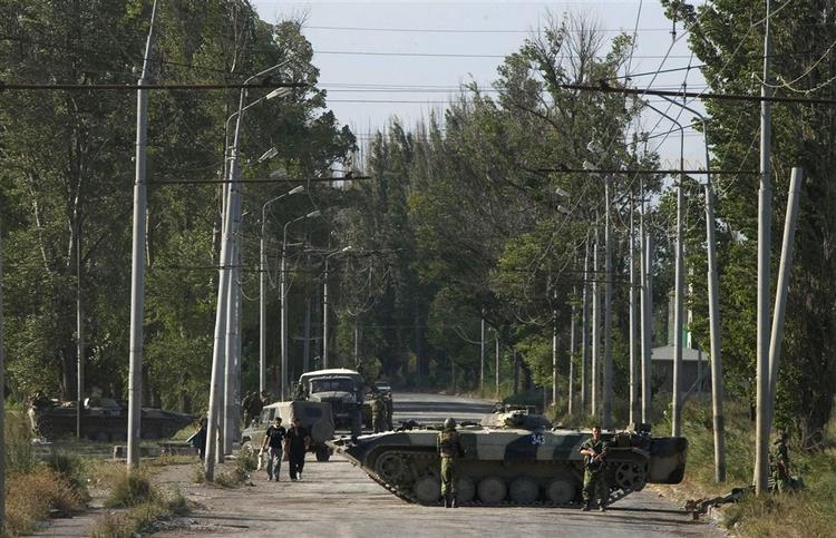 Russiske tropper blokerer veje til og fra den georgiske by Gori. 