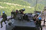 Russiske soldater placerer en kampvogn i Abkhazia. Våbenhvileaftalen indebærer, at de russiske tropper trækker sig tilbage 